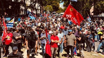 Caravana hacia el Palacio Legislativo en solidaridad con Cuba y contra el bloqueo imperialista. Foto: Yanina Gasañol, Subrayado.