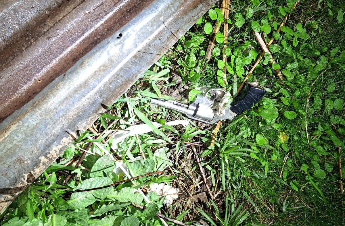 Foto cedida a Subrayado. Revólver incautado por la Policía. Foto cedida a Subrayado. Revólver incautado por la Policía.