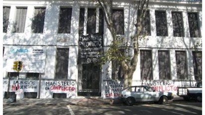Centro de Magisterio María Stagnero de Munar, cuyas paredes suelen ser objeto de consignas gremiales. La foto pertenece a La Izquierda Diario