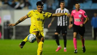 Arezo, de Peñarol, en el partido ante Wanderers. Foto: FocoUy (Dante Fernández).