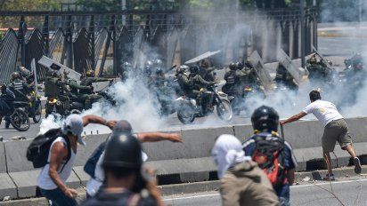 al menos 27 heridos dejan violentos disturbios en nueva jornada de protestas en caracas