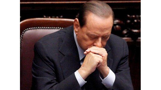 Berlusconi anunció su renuncia tras perder mayoría parlamentaria