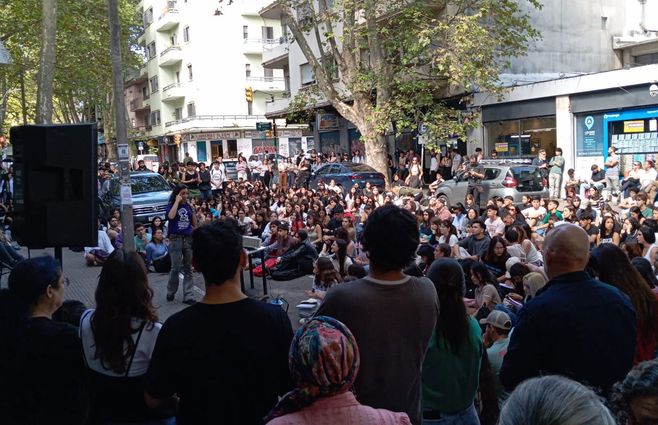 Docentes de Psicología dan clases en la calle. Foto: Lorena Nachajón, Subrayado.