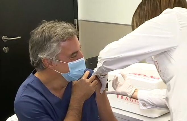 Álvaro-Villar-se-vacuna-marzo-9.jpg