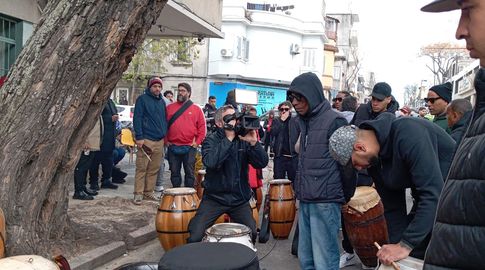 Lobo Núñez momentos antes de iniciar el cortejo fúnebre de Ruben Rada desde Isla de Flores. Foto: Lorena Nachajón, Subrayado.
