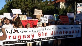 plataforma animalista se moviliza frente a las criollas del prado y junta firmas para prohibir las jineteadas