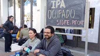 Cecilia Klein y Líber Romero, del sindicato de profesores de formación docente. Rueda de prensa durante la ocupación del IPA. Foto: Lorena Nachajón.