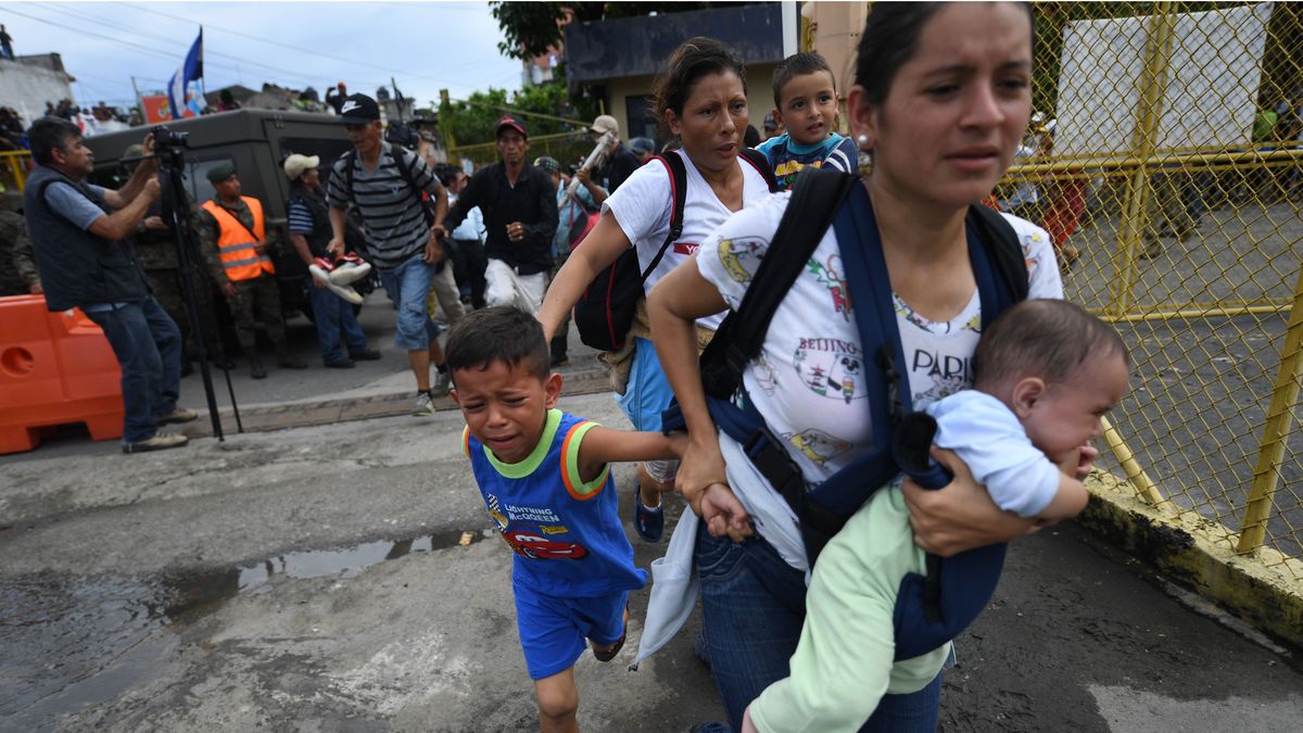 Miles de migrantes hondure os hacinados aguardan en la frontera