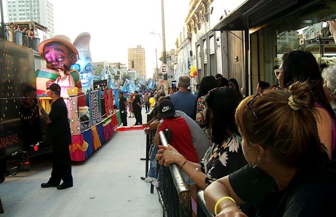 Foto: Subrayado. Desfile de Llamadas por Isla de Flores.