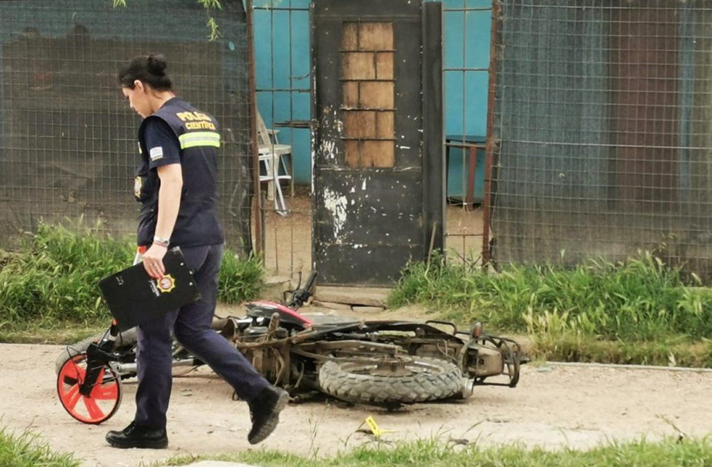 Foto: Miguel Chagas, periodista de Subrayado. La moto en la que se trasladaban las víctimas. Foto: Miguel Chagas, periodista de Subrayado. La moto en la que se trasladaban las víctimas.