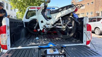 Moto y droga incautada en el primero de los procedimientos.