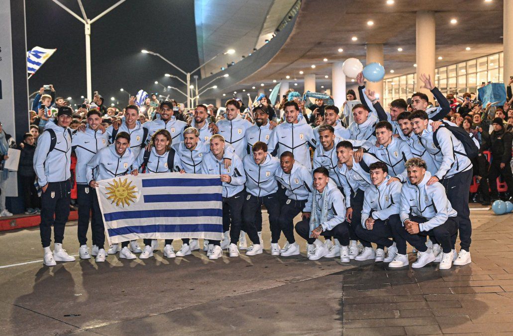 Uruguay recibió el aliento de los hinchas antes de partir al Mundial: así fue la despedida en el aeropuerto