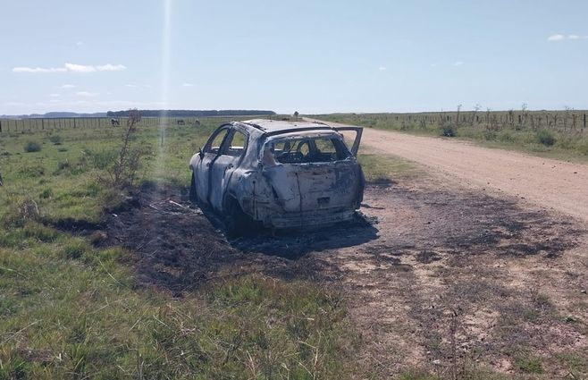 Foto cedida a Subrayado. Tras copar una mansión de Punta del Este escaparon e incendiaron la camioneta en Rocha.