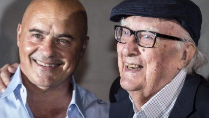 Camilleri con el actor Luca Zingaretti, quien personifica al comisario Montalbano en la serie emitida por RAI