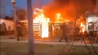 fuego consumio tres casas en el marconi: tres familias perdieron todo y piden ayuda