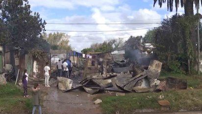 incendio provoco perdidas totales en dos viviendas en piedras blancas