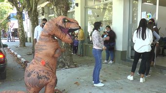en durazno, un joven fue a votar vestido de dinosaurio: ¿habra podido sufragar?