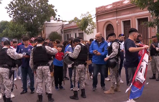 policia-hinchas-nacional-operativo-gran-parque-central-control-guardia-republicana