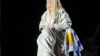 la joven disenadora uruguaya que vistio a tini con una de sus prendas en el show del estadio centenario