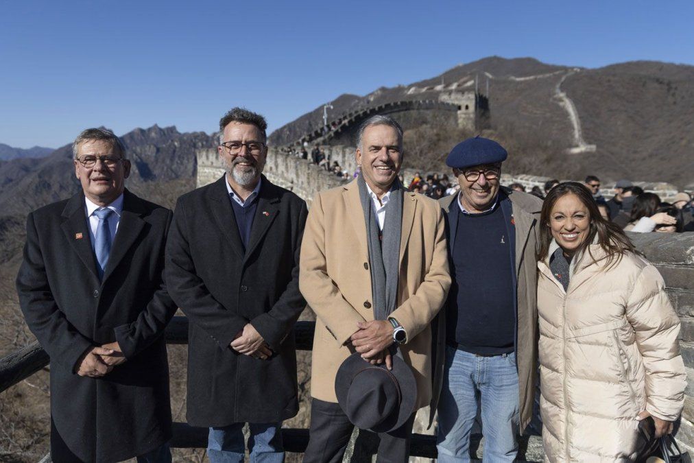 Orsi y parte de la delegación oficial en la Gran Muralla China. Foto: Presidencia. Orsi y parte de la delegación oficial en la Gran Muralla China. Foto: Presidencia.