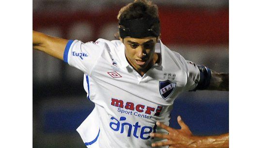 Nacional ganó 2 a 1 a Bella Vista y quedó solo en la punta