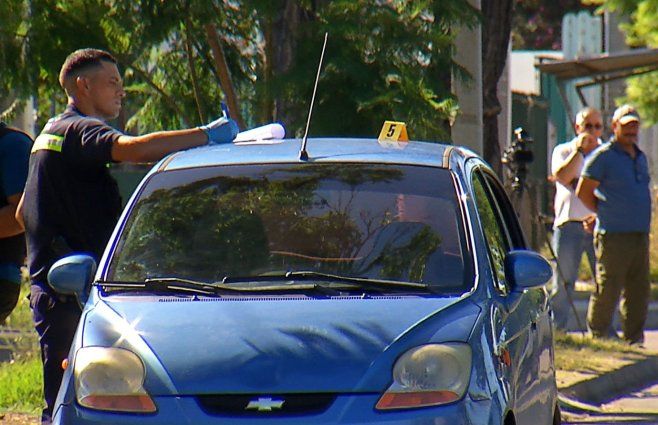 Foto: Subrayado. Auto baleado en Peñarol, perteneciente a Investigaciones III.