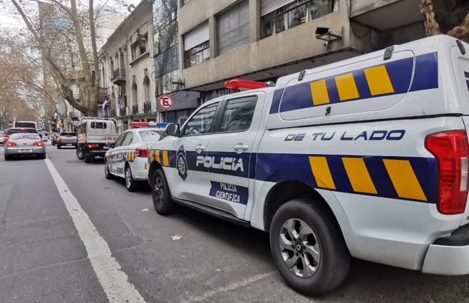 Foto: Miguel Chagas, Subrayado. Policía trabaja en Colonia y Germán Barbato, tras las muertes.