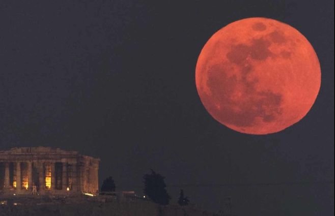 Foto: Eclipse total de Luna y Luna de Sangre en Atenas, Grecia.