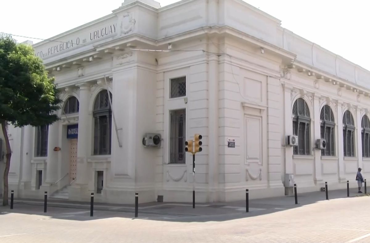 Paysandú: colocó dispositivo para clonar tarjetas en un cajero y lo detuvieron al momento de retirarlo
