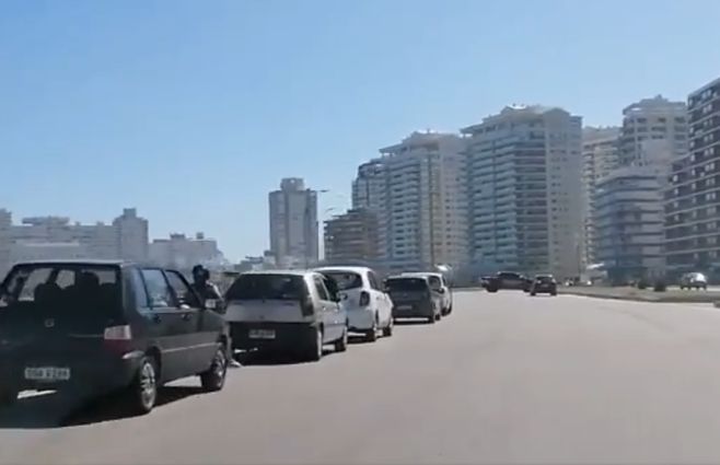 Fila de autos esperando para hacer el test en el puesto de ASSE. (Foto: captura de video de Marcelo Umpiérrez).