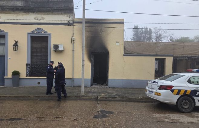 Un hombre falleció tras incendio en residencial de Santa Lucía. Foto: Eduardo Castro, Subrayado.