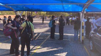 Foto cedida a Subrayado. Empleados y clientes de Portones Shopping evacuados.