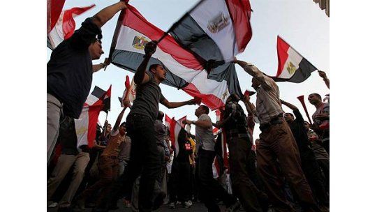 Presidente egipcio depuesto y su equipo, detenidos por Ejército