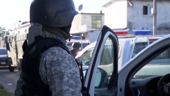 policia hace 25 allanamientos en cerro norte: armas, droga y chalecos antibalas incautados