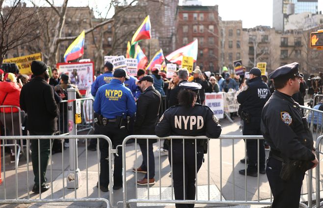 Movilizaciones afuera del tribunal ante el que compareció Nicolás Maduro. Foto: AFP