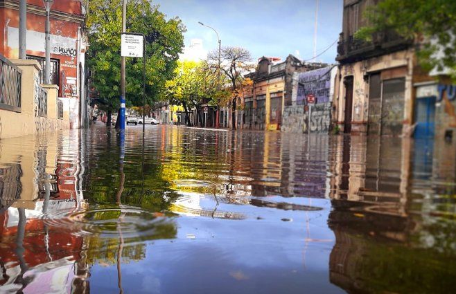 Foto: Subrayado. Los vecinos de la zona amanecieron con esa cuadra de Fernández Crespo inundada.