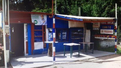 El bar de Puñales está dentro del comité de base Los Pescadores de Puerto de los Botes, un balneario cercano a ruta 9, situado pocos kilómetros antes de la capital departamental de Rocha