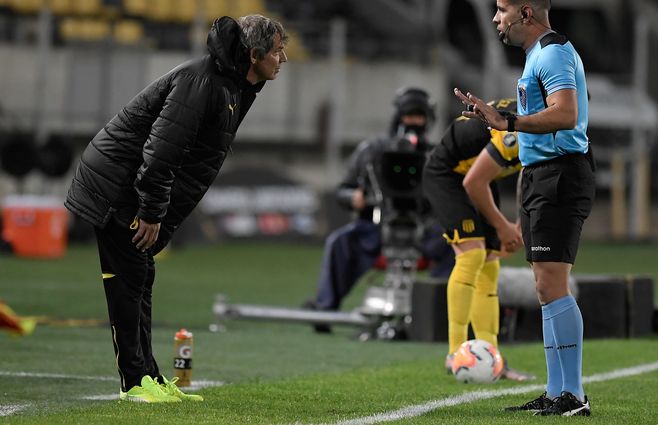 Saralegui protestando a los árbitros del partido ante Paranaense en Copa Libertadores. La expulsión ya rige y por su gravedad le costará varios partidos. 