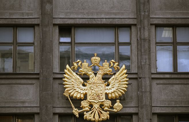 Escudo emblema en la fachada del Parlamento (Duma) de Rusia. AFP.