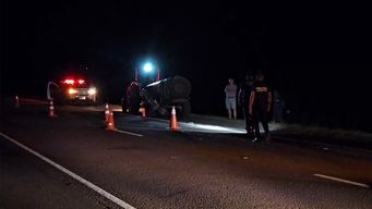 choque frontal en salto: una moto quedo incrustada en un tractor; conductor esta grave