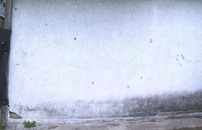 Foto: Subrayado. Impactos de bala sobre la pared de afuera de la vivienda.