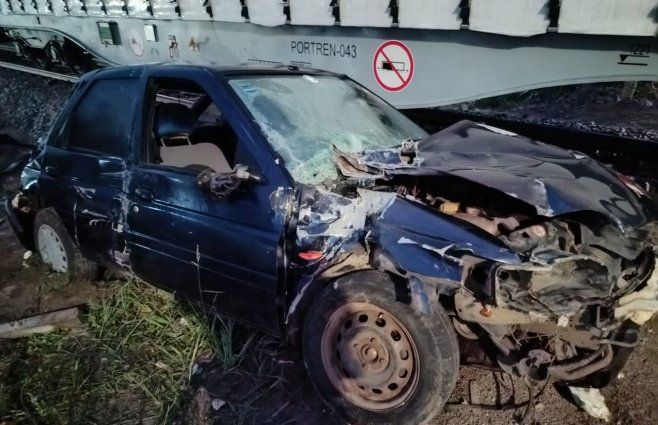 Así quedó el auto tras impactar con el tren. Es el mismo tren que horas antes embistió al motociclista que se cruzó en la vía con barrera baja y señales encendidas. Foto: Unión Ferroviaria, enviada a Subrayado.