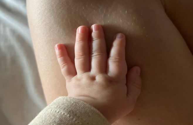 mano-bebé-