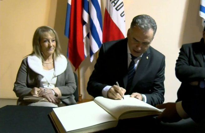 Yamandú Orsi firma el acta de traspaso de mando, este jueves 10 de julio.&nbsp;
