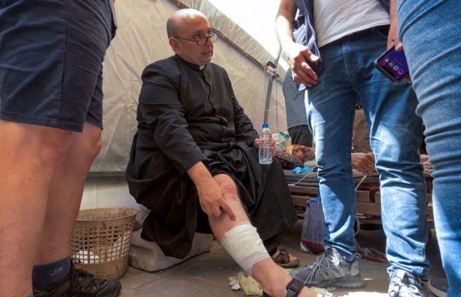 El párroco argentino Gabriel Romanelli herido en Gaza. Foto: AFP