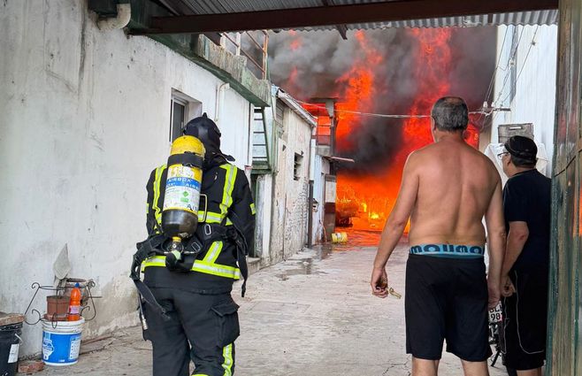 Foto cedida a Subrayado. Incendio en taller en Prado.