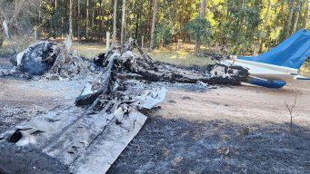 La avioneta incendiada en julio, en un camino rural de Paysandú, origen de la investigación que terminó ahora con 414 kilos de pasta base incautada.