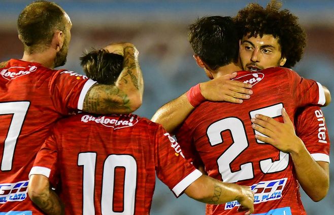 El zaguero Falcón de Rentistas celebra junto a sus compañeros el gol ante Nacional