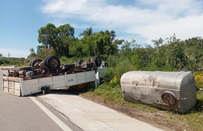 Todavía investigan las causas del siniestro. Dos personas resultaron con lesiones leves. Foto: Willan Dialutto.&nbsp;