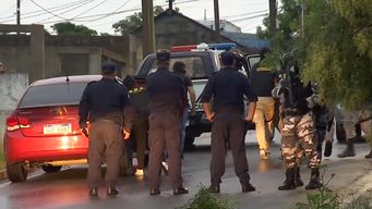 detuvieron a presunta lider de banda criminal los suarez en el cerro; la policia incauto armas y drogas